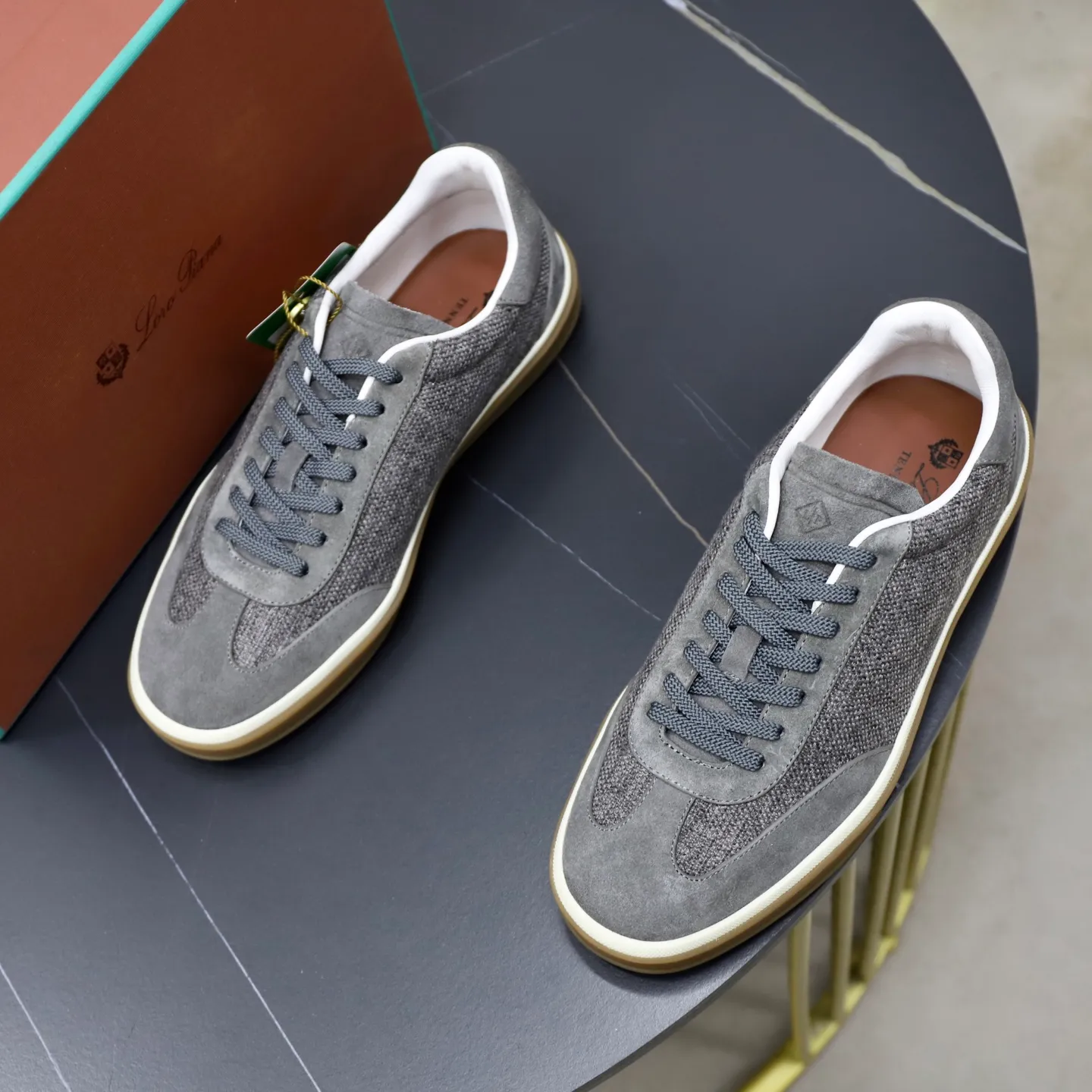 Ex-factory price: 540💰Loro Riana men’s moral training sneakers! Made from high-quality materials and designed in a low-cut silhouette, it offers an elegant and stylish look that's suitable for year-round wear. The unique double-layer sole aesthetic design, caramel cup-shaped outsole is decorated with off-white rubber trim, creating an attractive color combination. Pair with tailored pieces or jeans for a sophisticated yet casual look. The heel is decorated with soft cow leather tongue with Kummel color inserts and cotton laces with embossed LP logo. Upper: cow split suede stitching knitted fabric. Lining: original thickened soft sheepskin. Size: 38-39-40-41-42-43-44 (customized in 45.46)